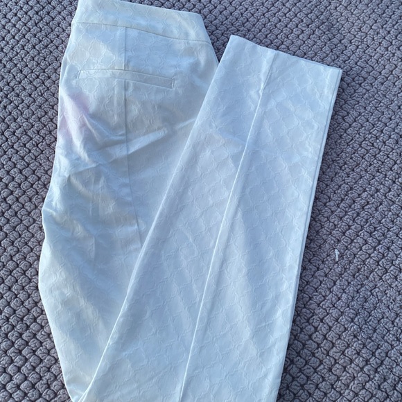 Lilly Pulitzer skinny ankle pants. Size 4 compliments any blouse. - Picture 4 of 8